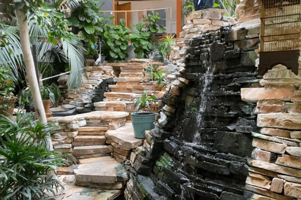 Bed and Breakfast Roundhouse Grotto YYC Exteriér fotografie